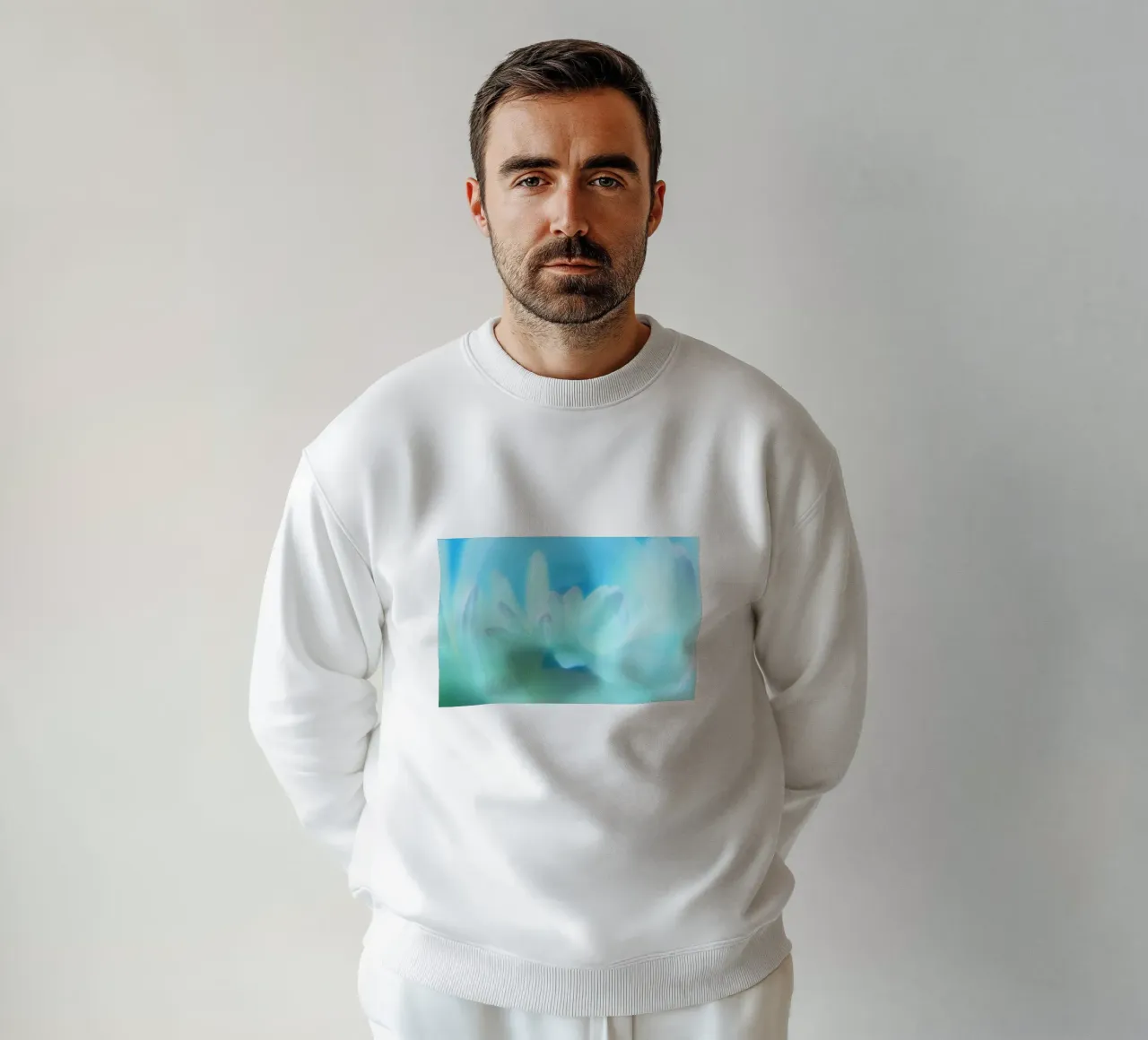 Piccolo fiore bianco sfocato artisticamente felpa da Something for you