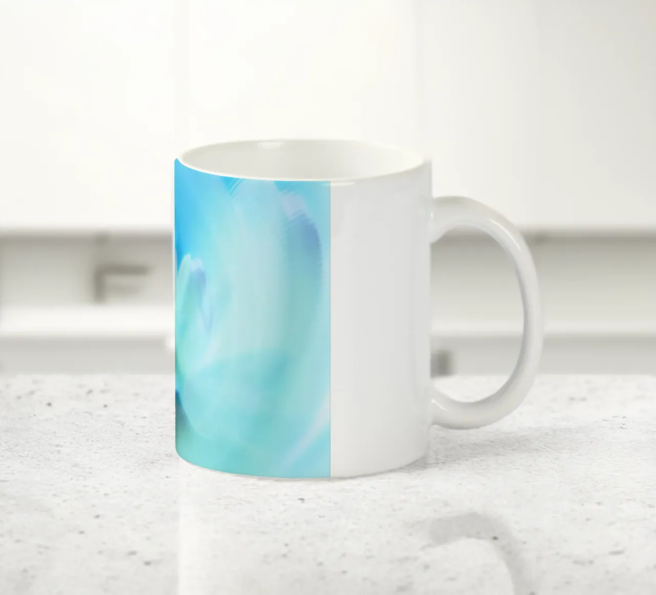 Piccolo fiore bianco sfocato artisticamente tazza in ceramica da Something for you
