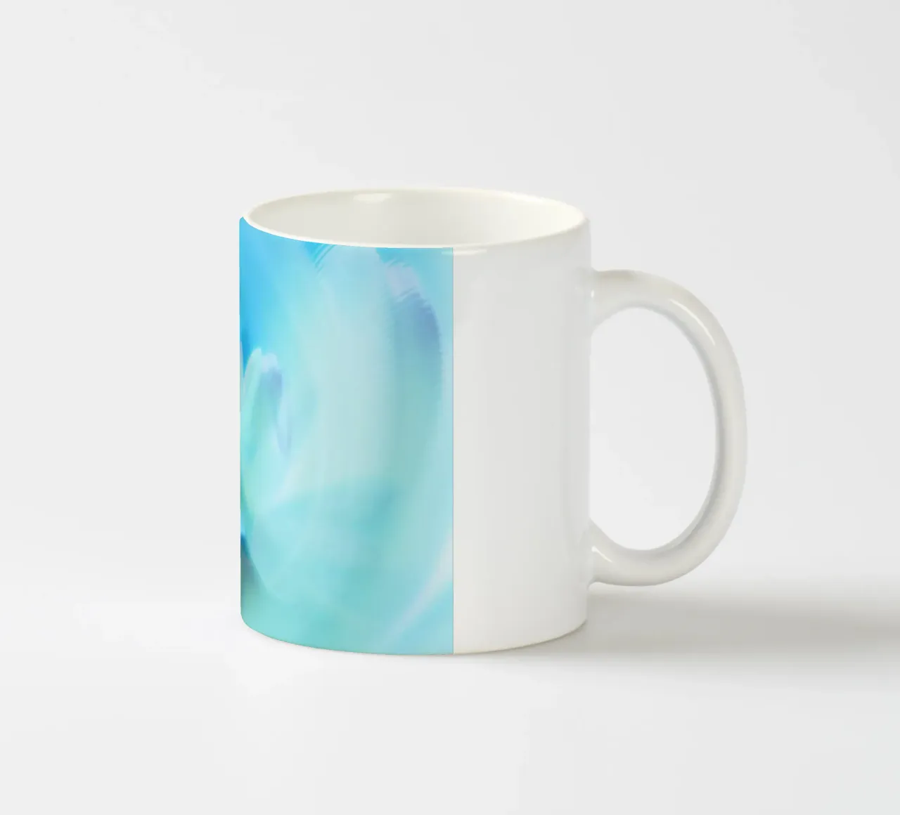 Piccolo fiore bianco sfocato artisticamente tazza in ceramica da Something for you