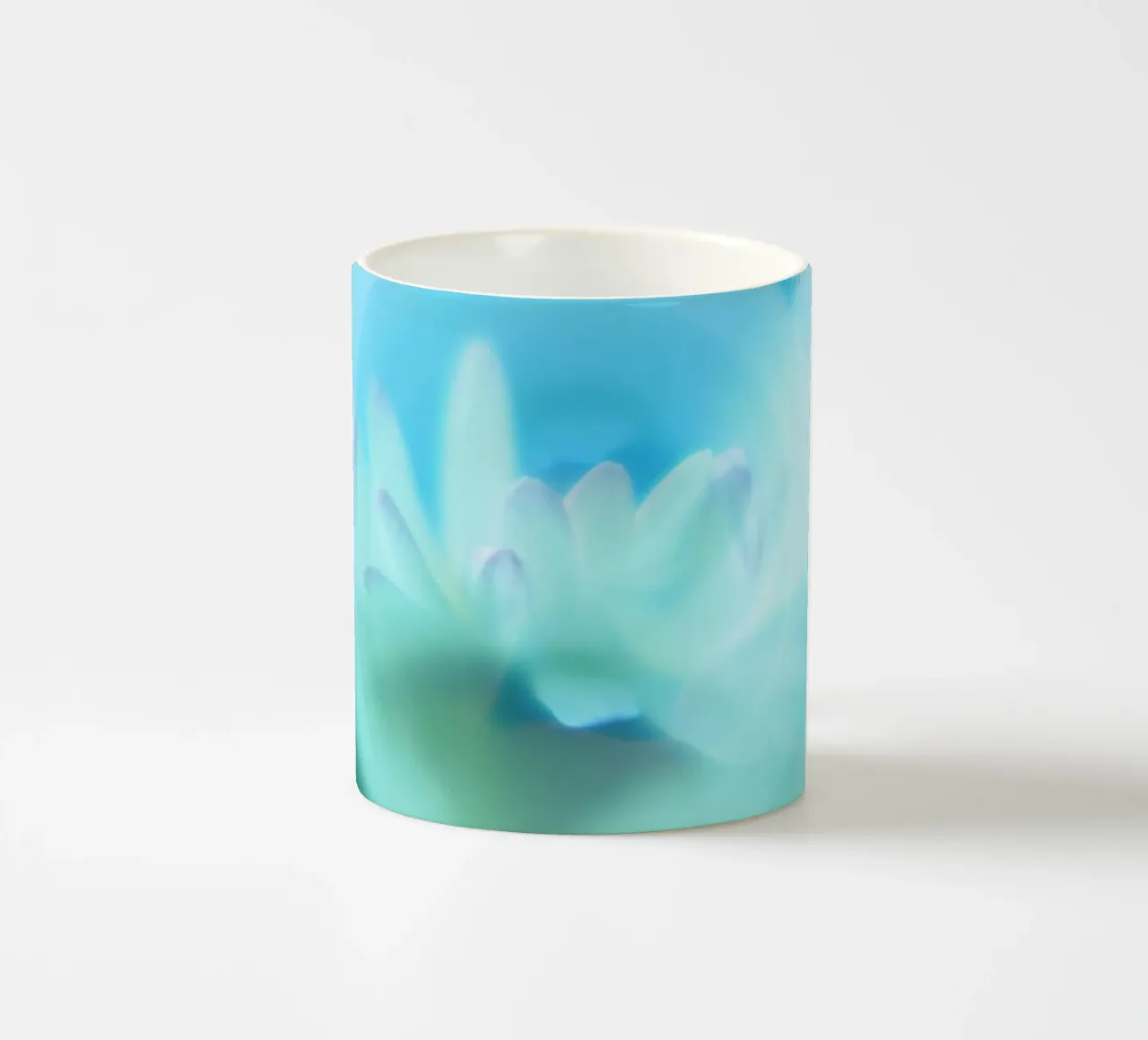 Piccolo fiore bianco sfocato artisticamente tazza in ceramica da Something for you