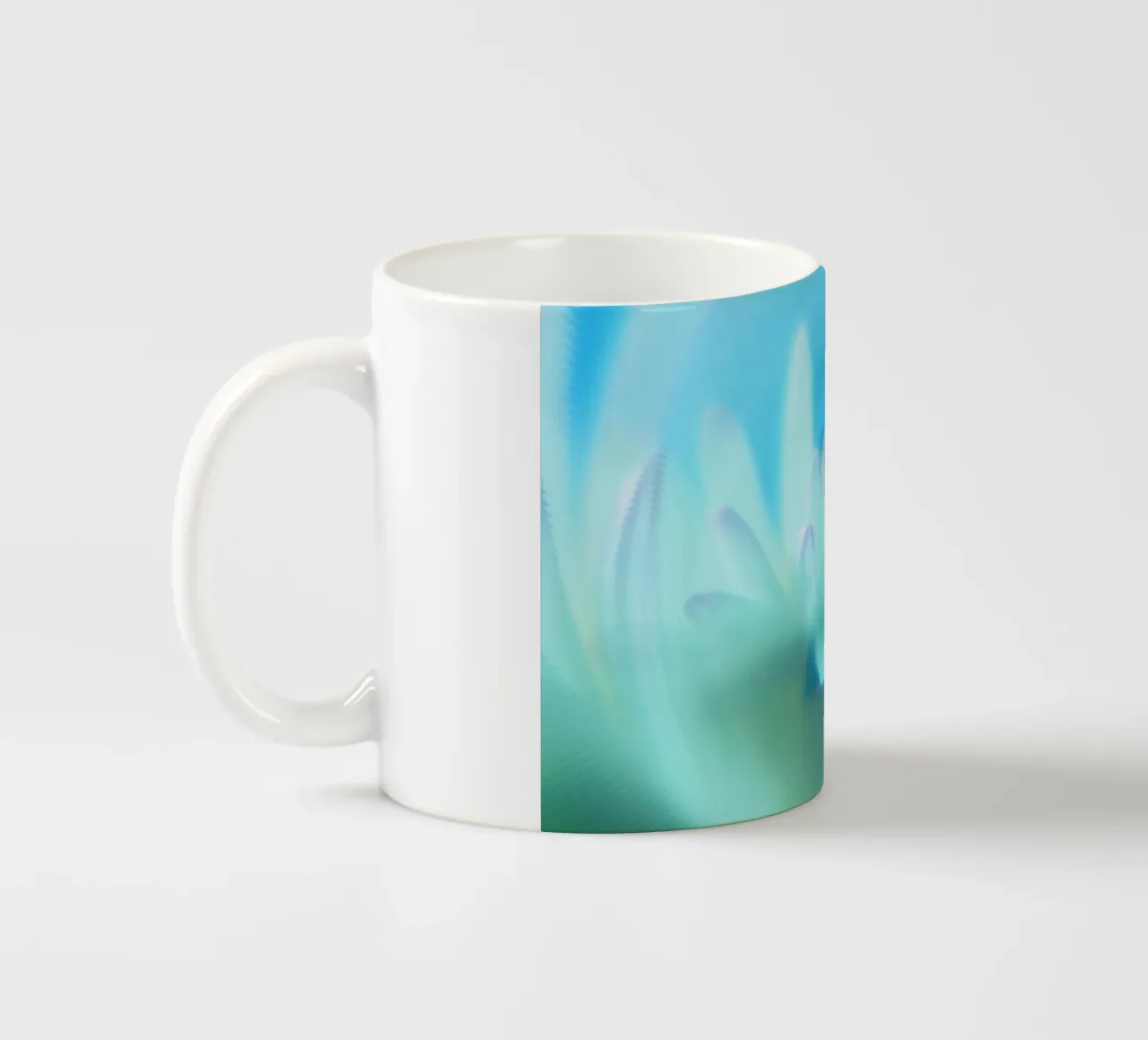 Piccolo fiore bianco sfocato artisticamente tazza in ceramica da Something for you