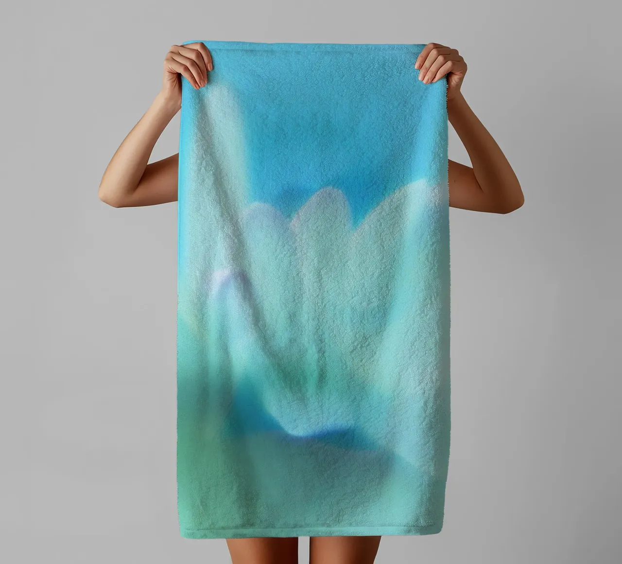 Piccolo fiore bianco sfocato artisticamente asciugamano da bagno da Something for you