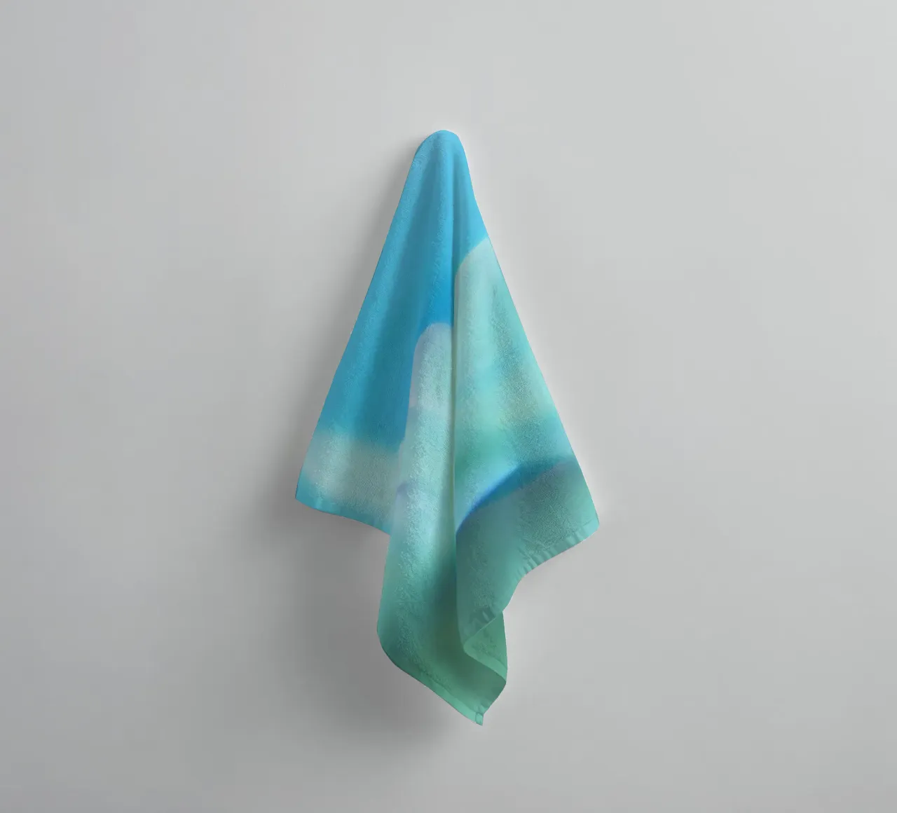 Piccolo fiore bianco sfocato artisticamente asciugamano da bagno da Something for you