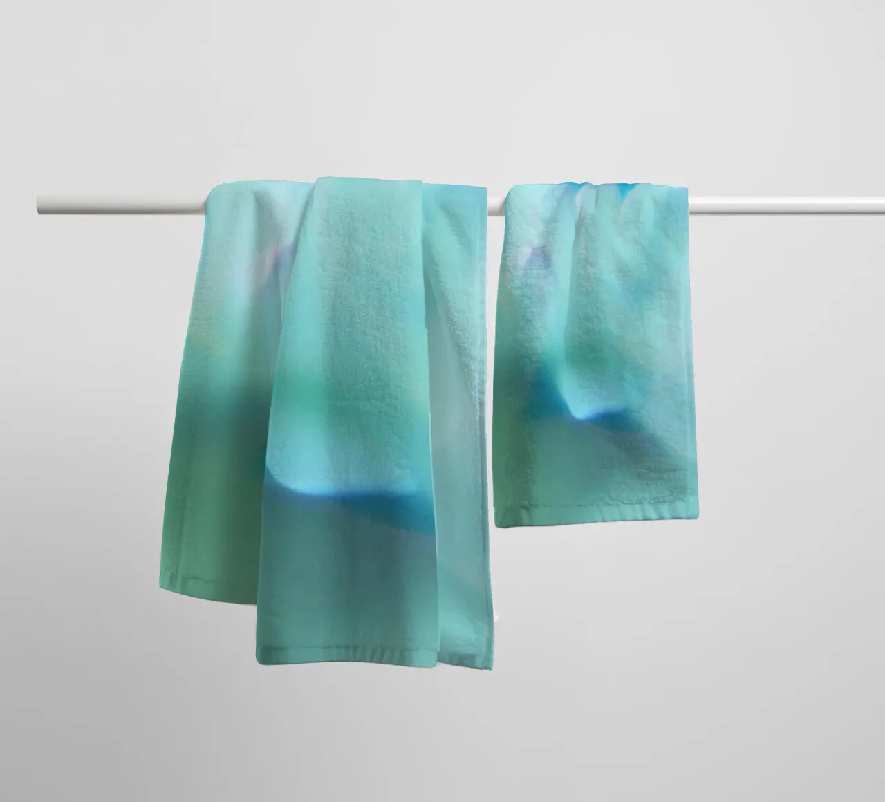 Piccolo fiore bianco sfocato artisticamente asciugamano da bagno da Something for you