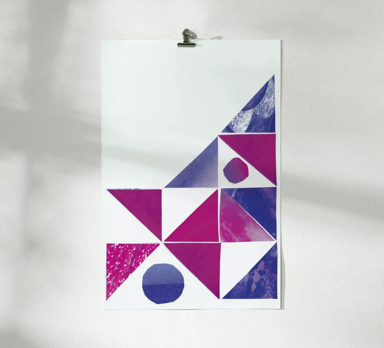 Bad Vibe E poster con telaio in legno da David Head