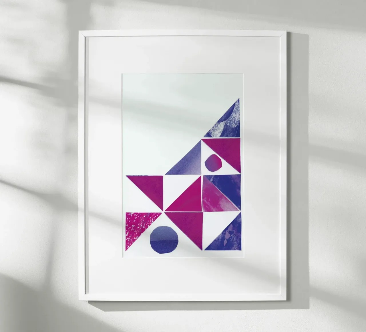 Bad Vibe E poster con telaio in legno da David Head