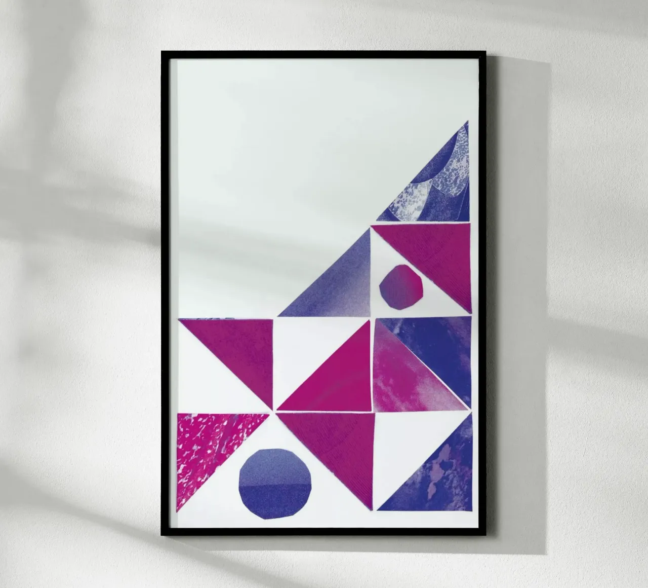 Bad Vibe E poster con telaio in legno da David Head