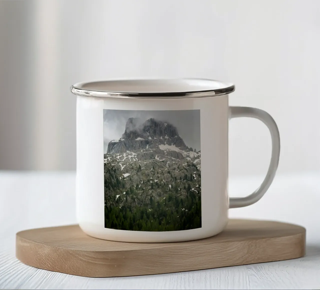 Montagna grigia con alberi tazza in smalto da karijn_landscapes