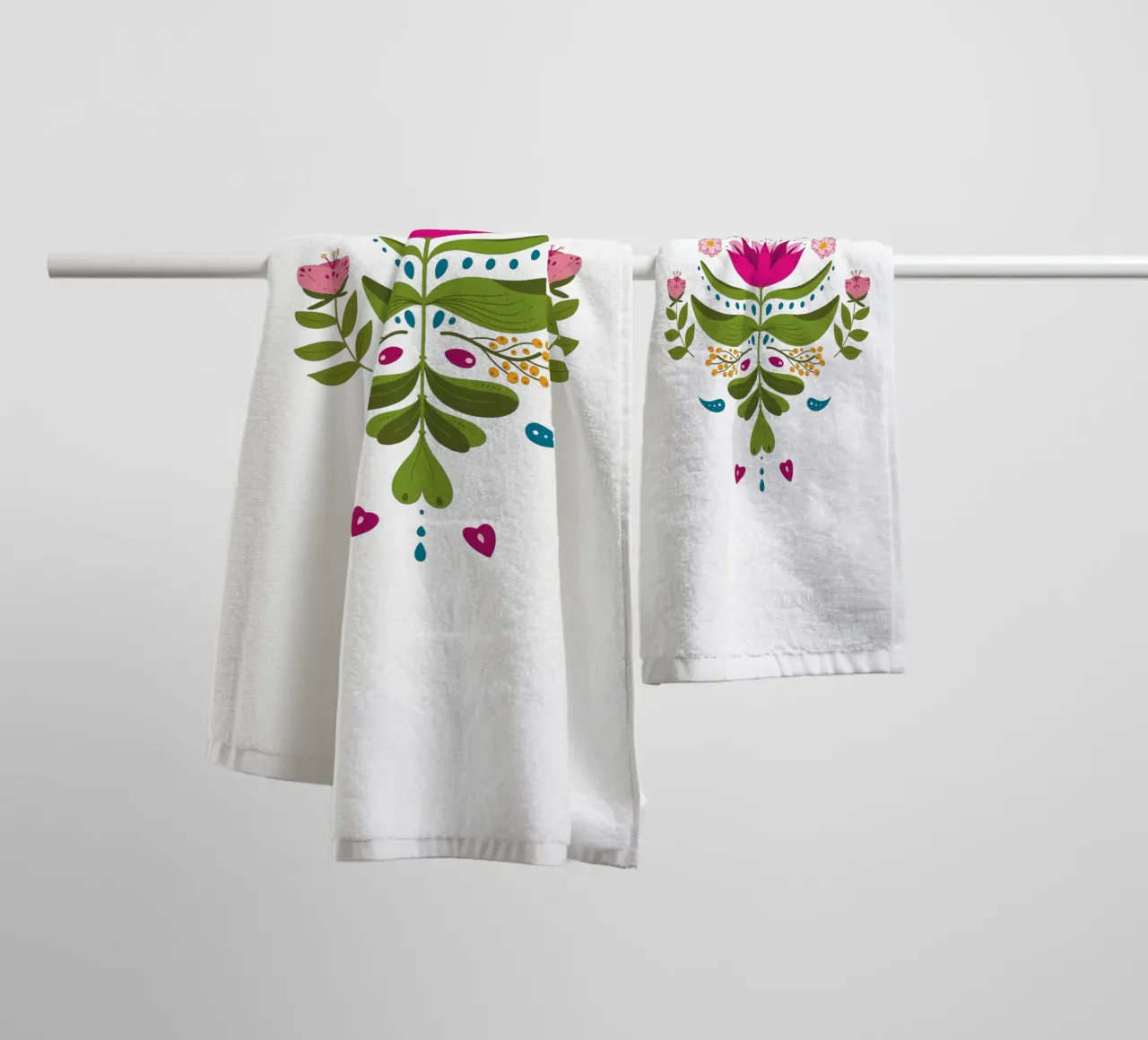Böhmische Blume - kräftige Töne Handtuch von 2fevrierArtStudio