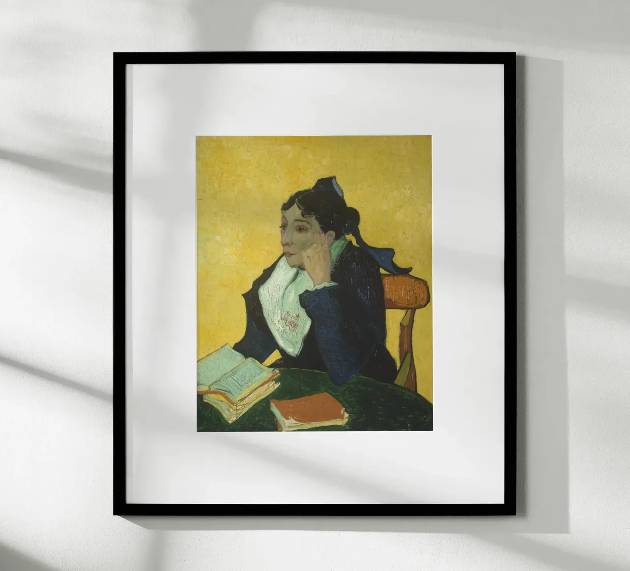 Vincent van Gogh - L'Arlesienne (Madame Ginoux con i libri) poster con telaio in plastica da Timeless Artworks
