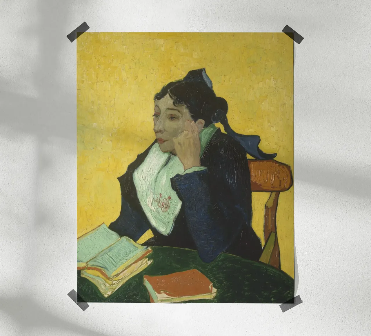 Vincent van Gogh - L'Arlesienne (Madame Ginoux con i libri) poster con telaio in plastica da Timeless Artworks