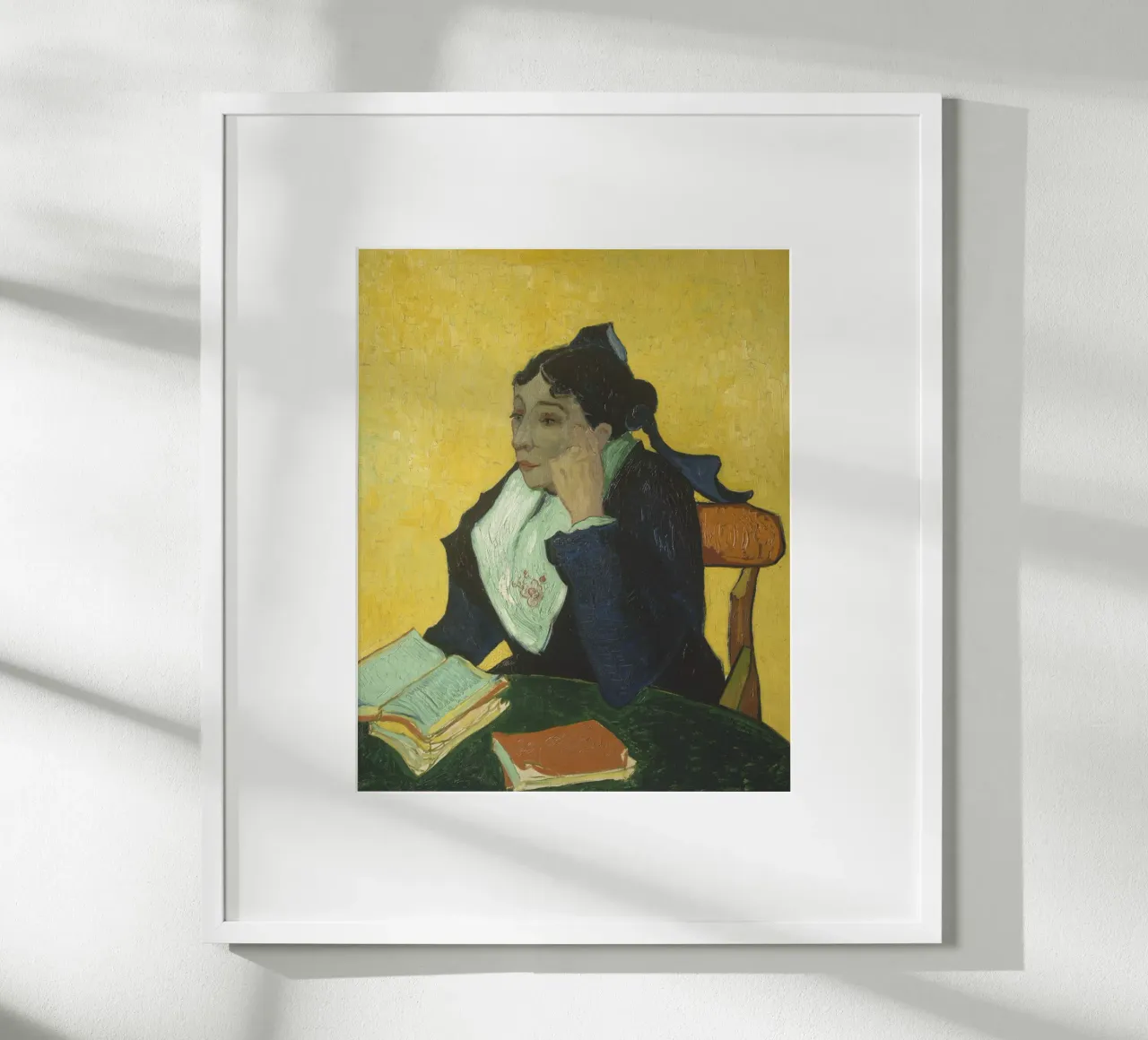 Vincent van Gogh - L'Arlesienne (Madame Ginoux con i libri) poster con telaio in plastica da Timeless Artworks