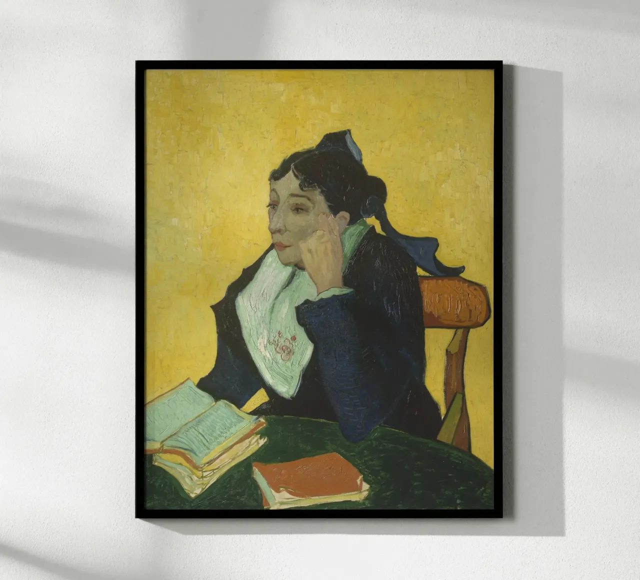 Vincent van Gogh - L'Arlesienne (Madame Ginoux con i libri) poster con telaio in plastica da Timeless Artworks