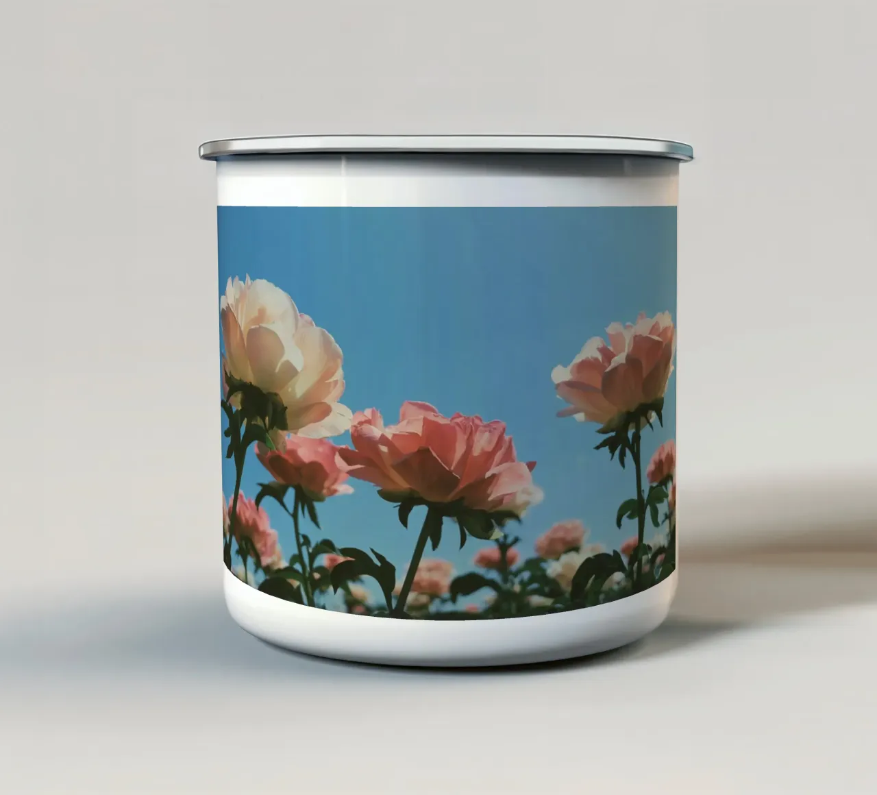 Polka Dotted Sky tazza in smalto da Morgan Kendall
