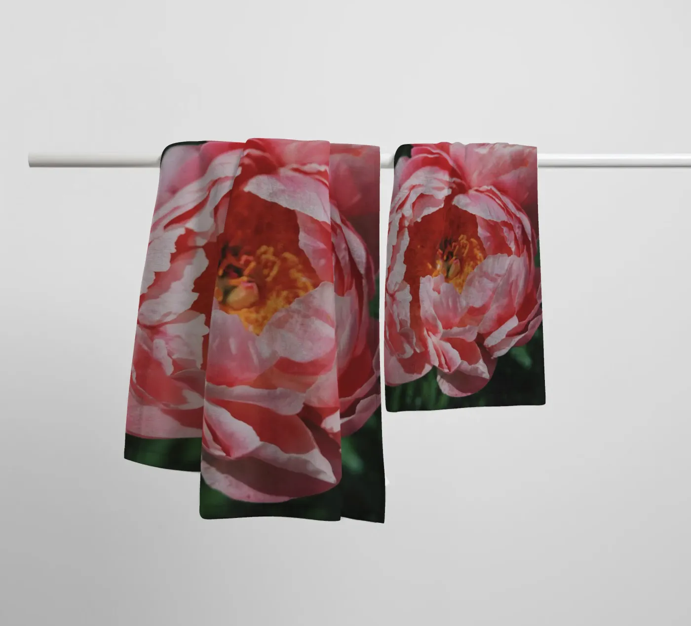 Peonies badhanddoek van Morgan Kendall