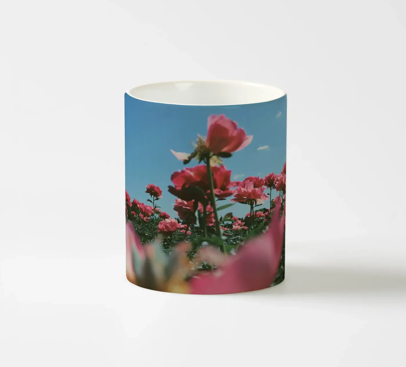 Through the Fields tazza in ceramica da Morgan Kendall