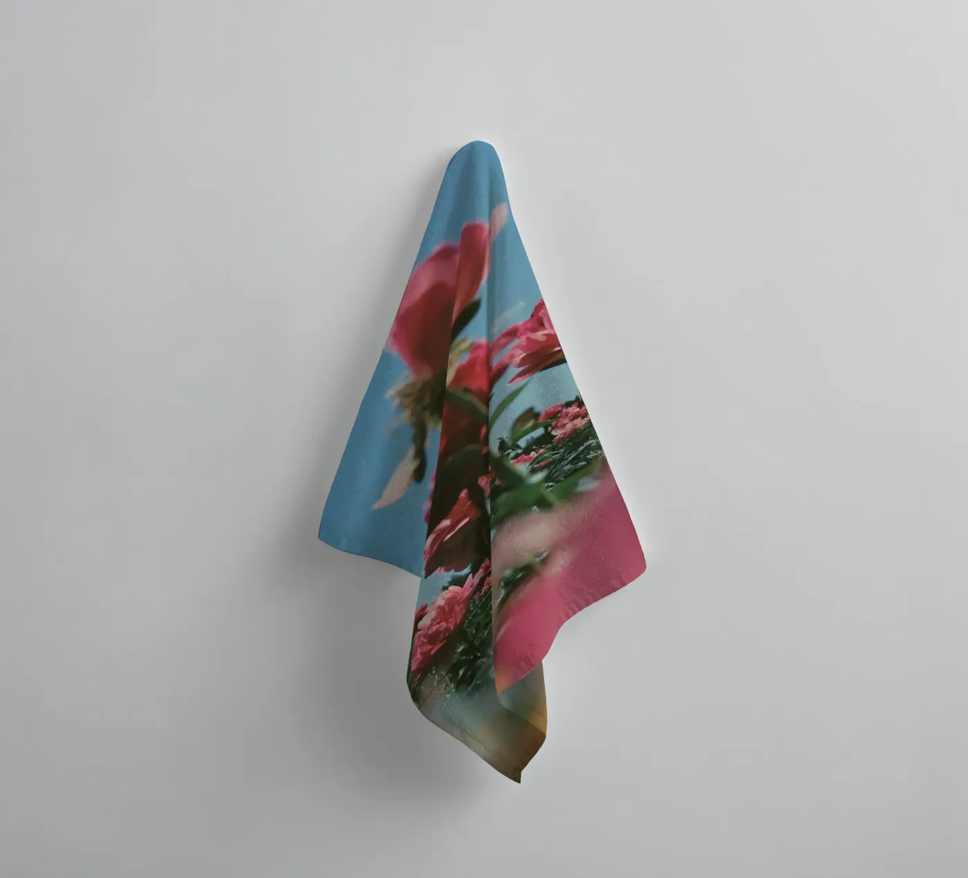 Through the Fields Handtuch von Morgan Kendall