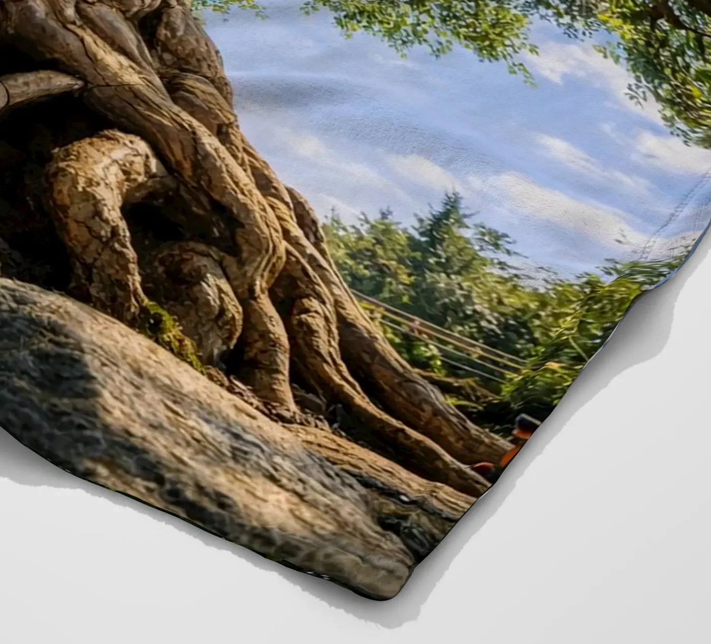 old tree Fleecedecke von the gunduls