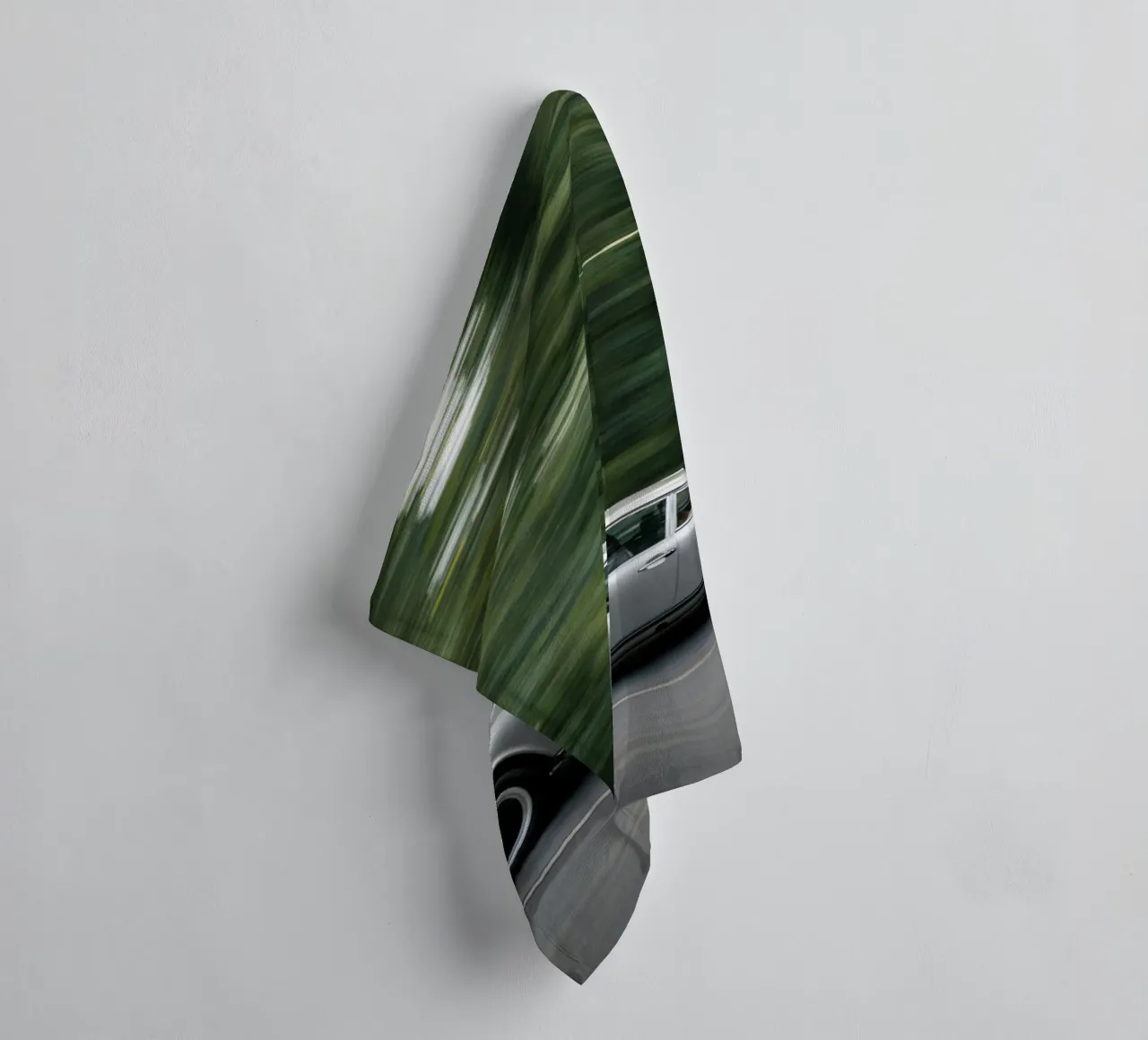 vintage old car Handtuch von the gunduls