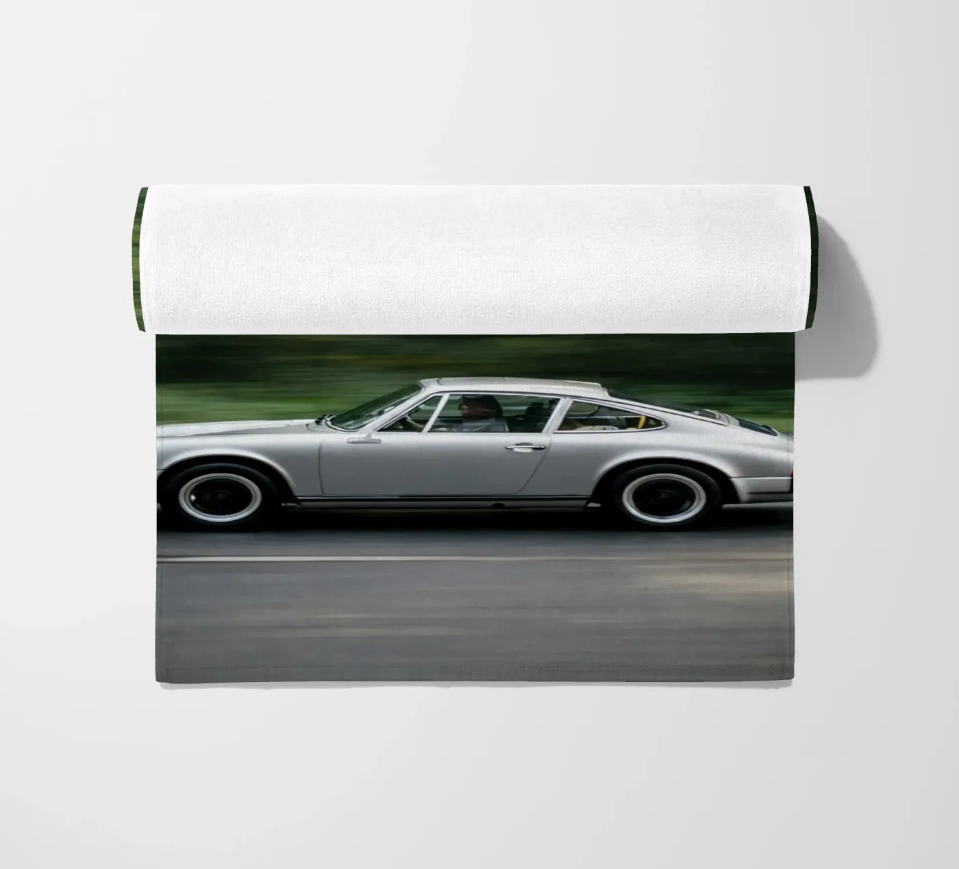 vintage old car Strandtuch von the gunduls