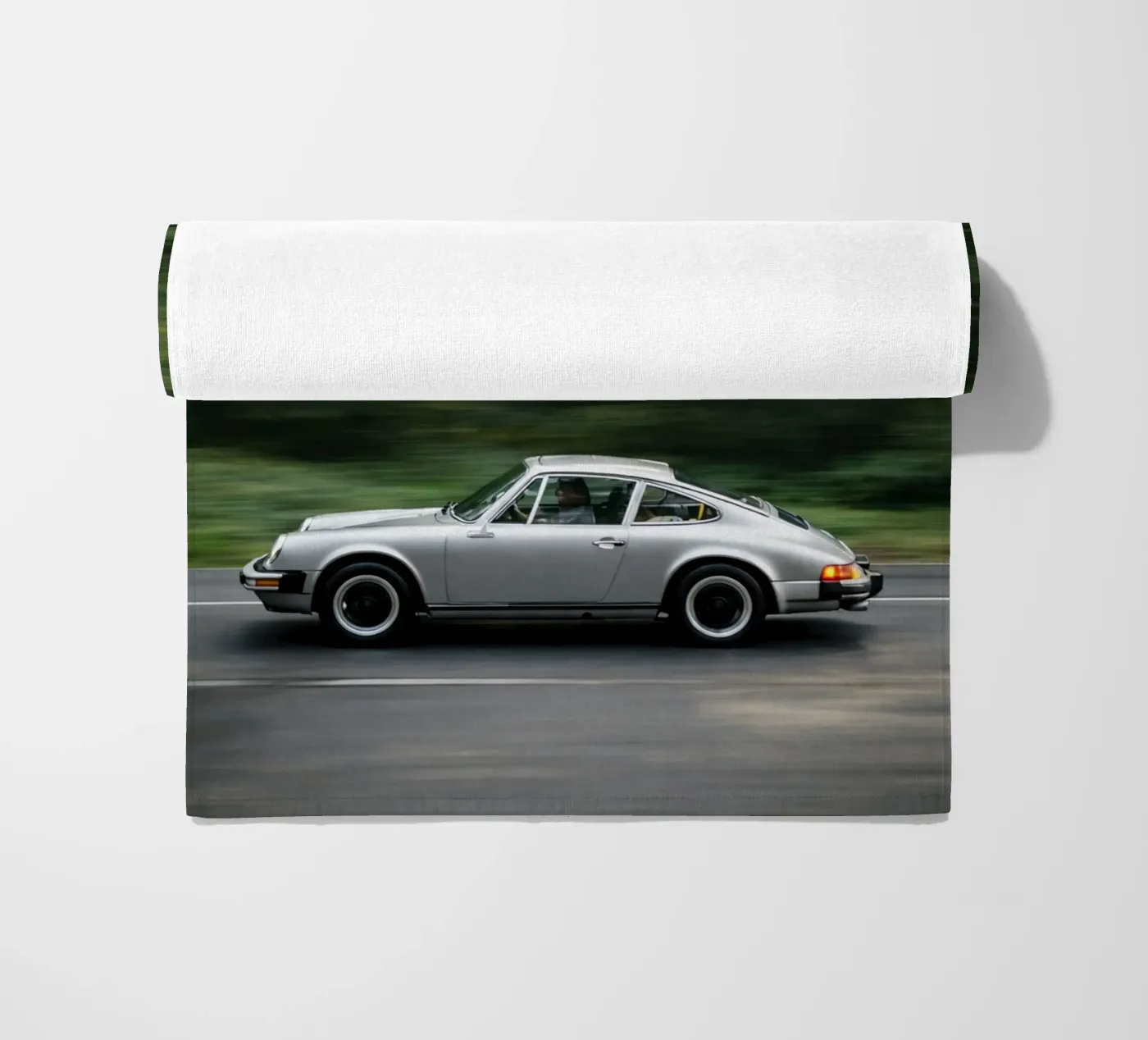 vintage old car Strandtuch von the gunduls