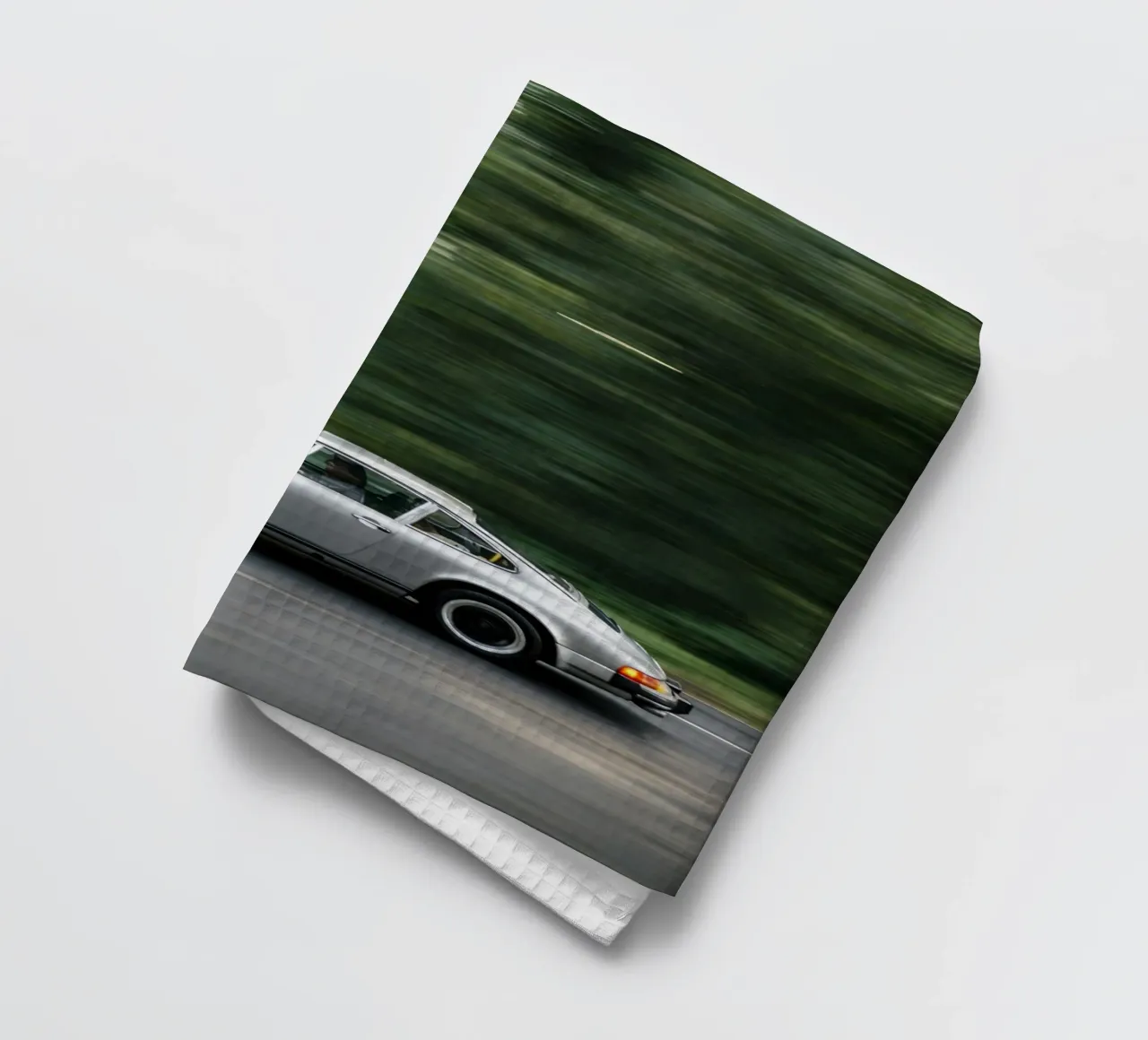 vintage old car Geschirrtuch von the gunduls