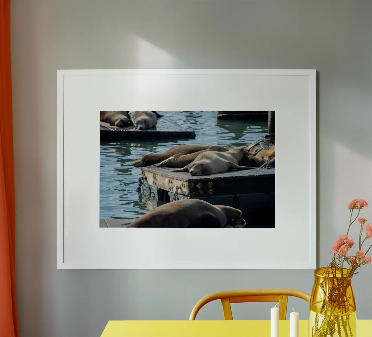 Sleeping seal poster con telaio in legno da anderm