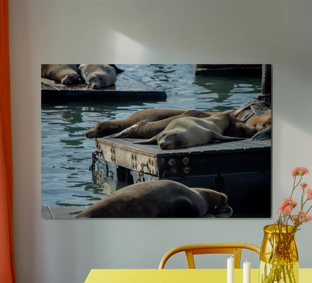 Sleeping seal poster con telaio in legno da anderm