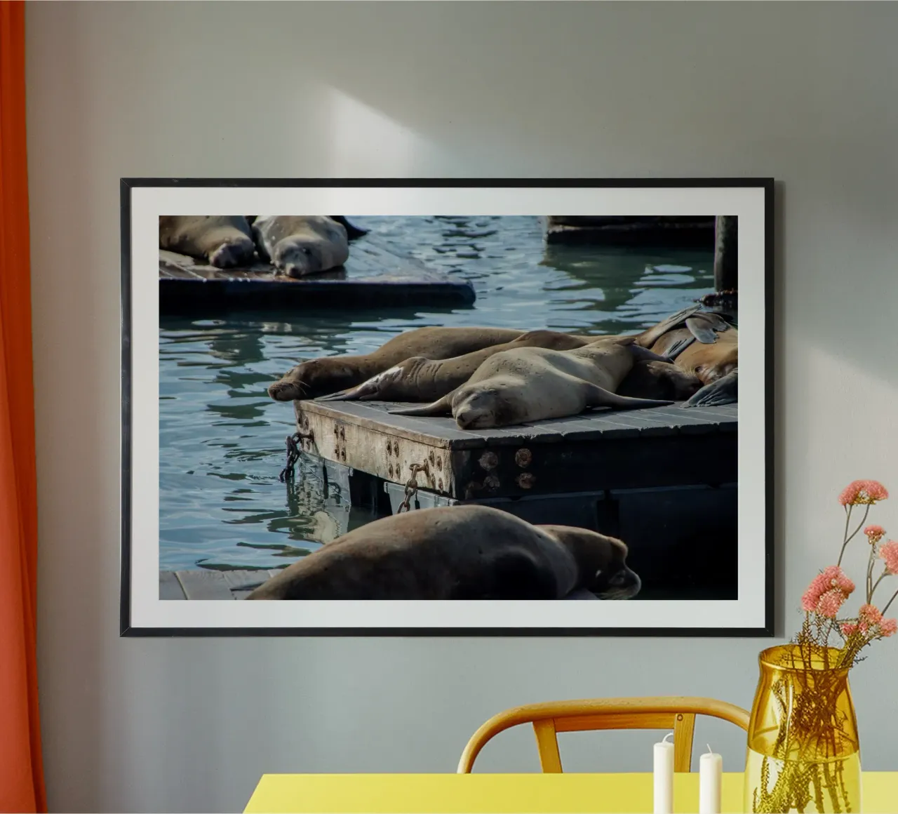 Sleeping seal poster con telaio in legno da anderm