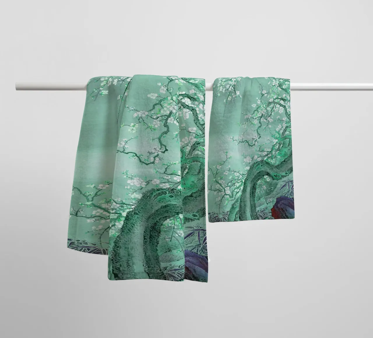 Fiore di prugna al chiaro di luna asciugamano da bagno da Artistic-shop