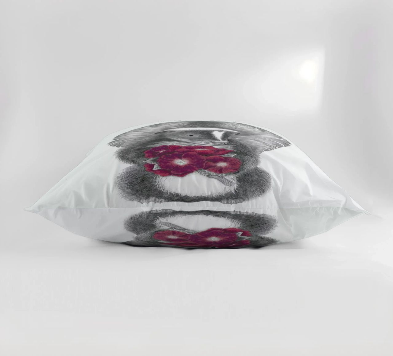 Scruffles Wigglebottom Skunk cuscino da Le Canot Rouge