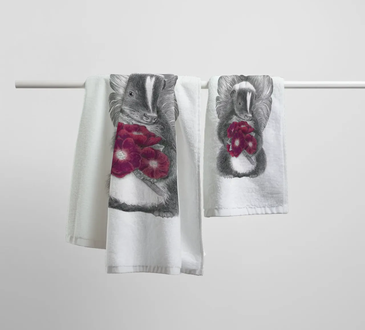 Scruffles Wigglebottom Skunk asciugamano da bagno da Le Canot Rouge