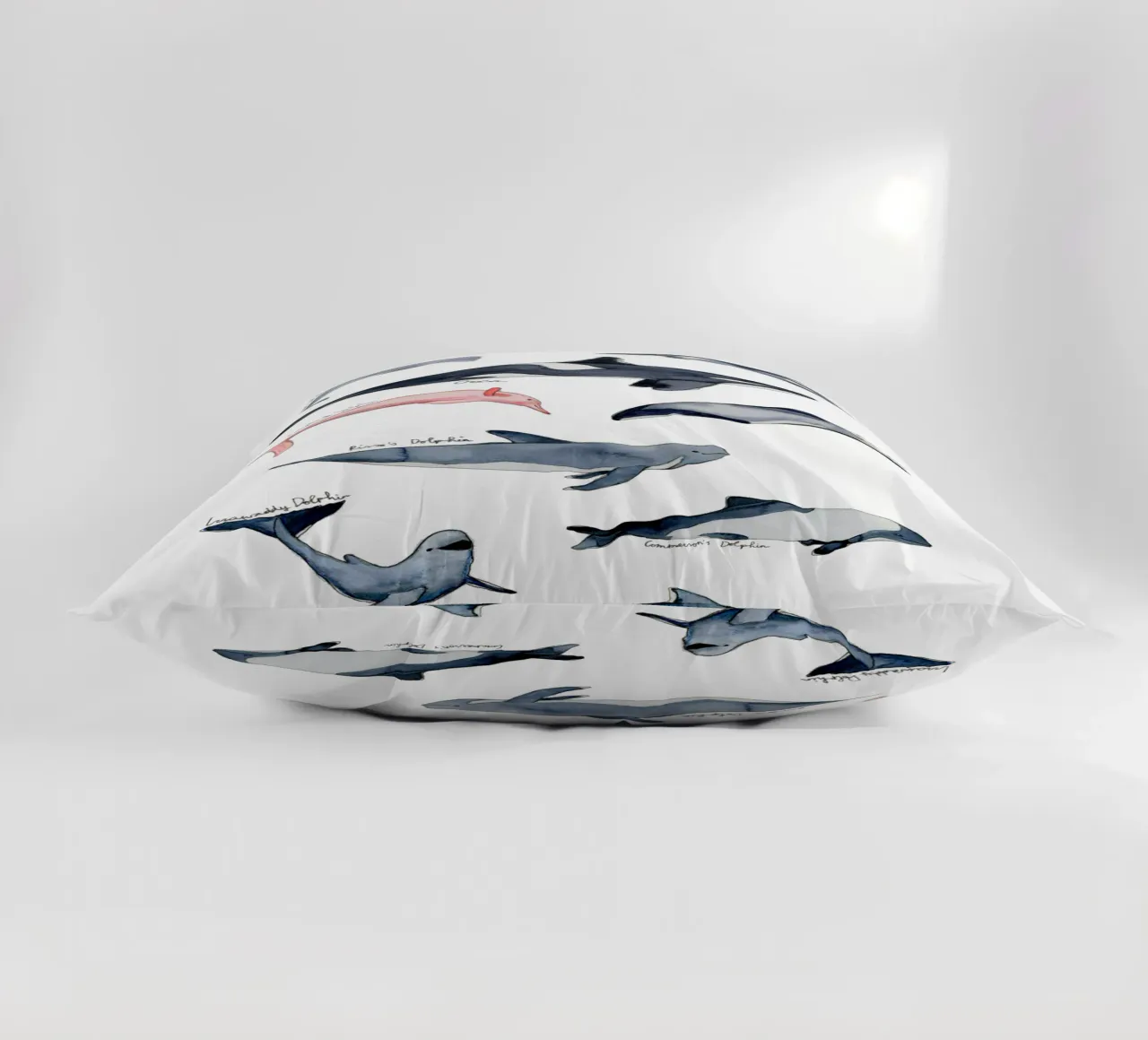 Tipi disegnati a mano di delfini in acquerello: design giocoso cuscino da Studio Patruschka