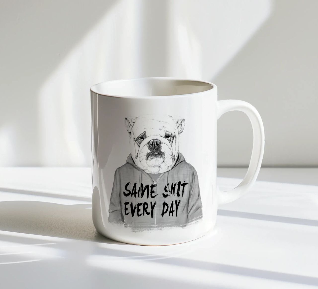 Same shit every day tazza in ceramica da Balazs Solti