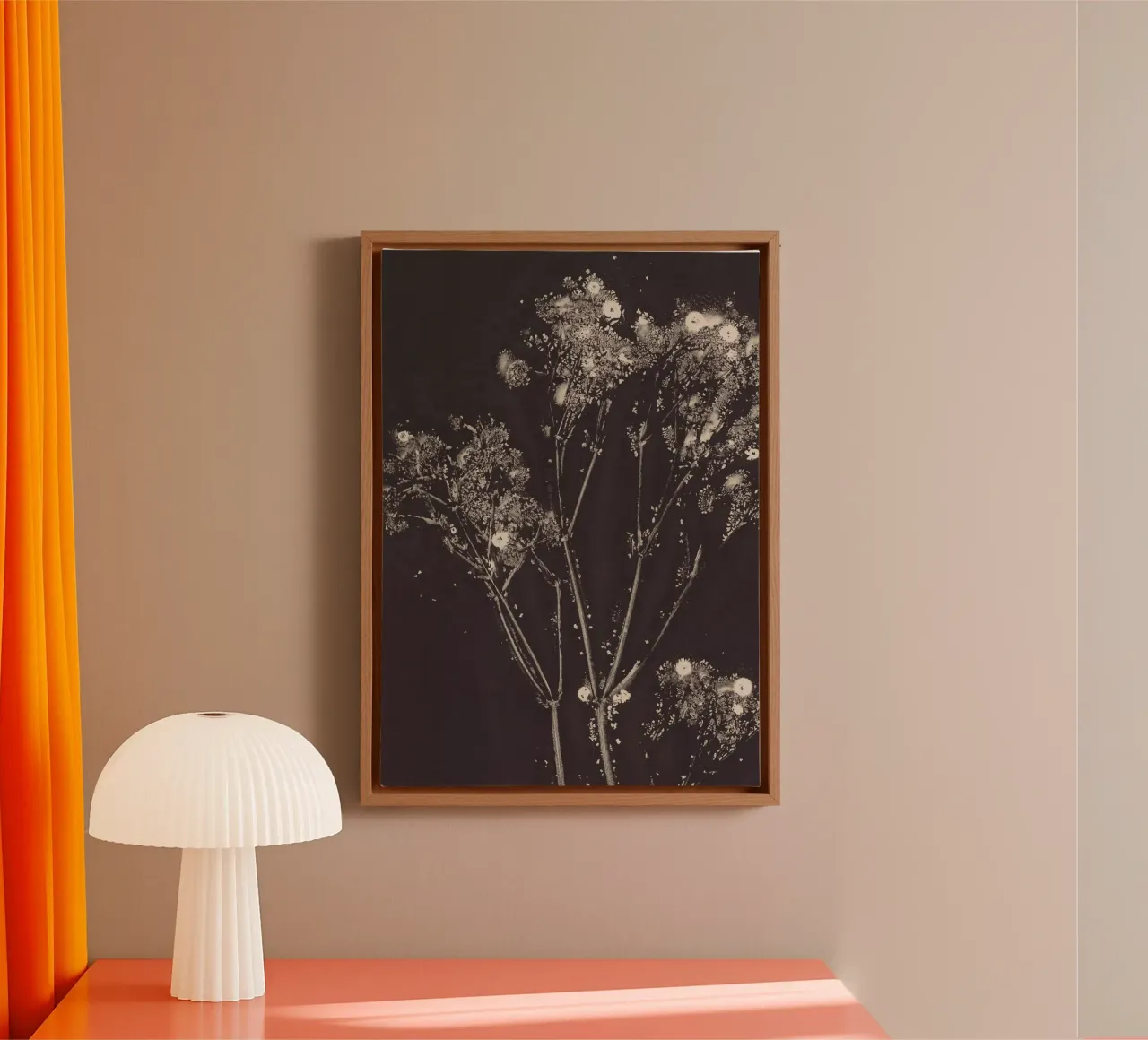 Blumengeflüster Leinwand mit Schattenfugenrahmen von Alisa Galitsyna