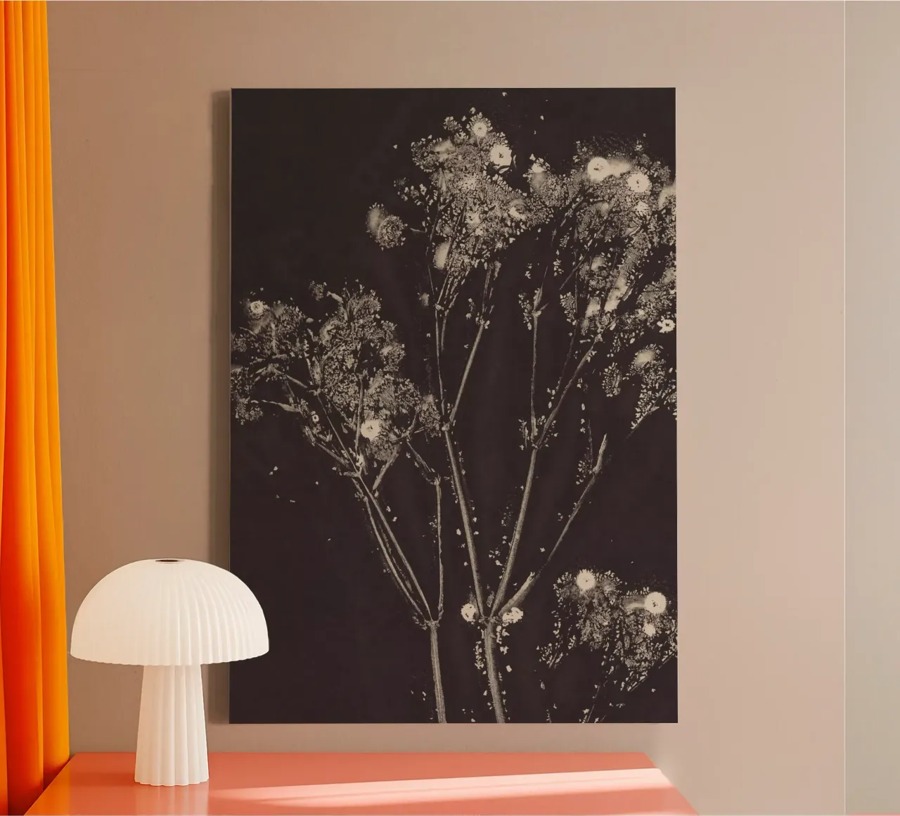 Blumengeflüster Leinwand mit Schattenfugenrahmen von Alisa Galitsyna