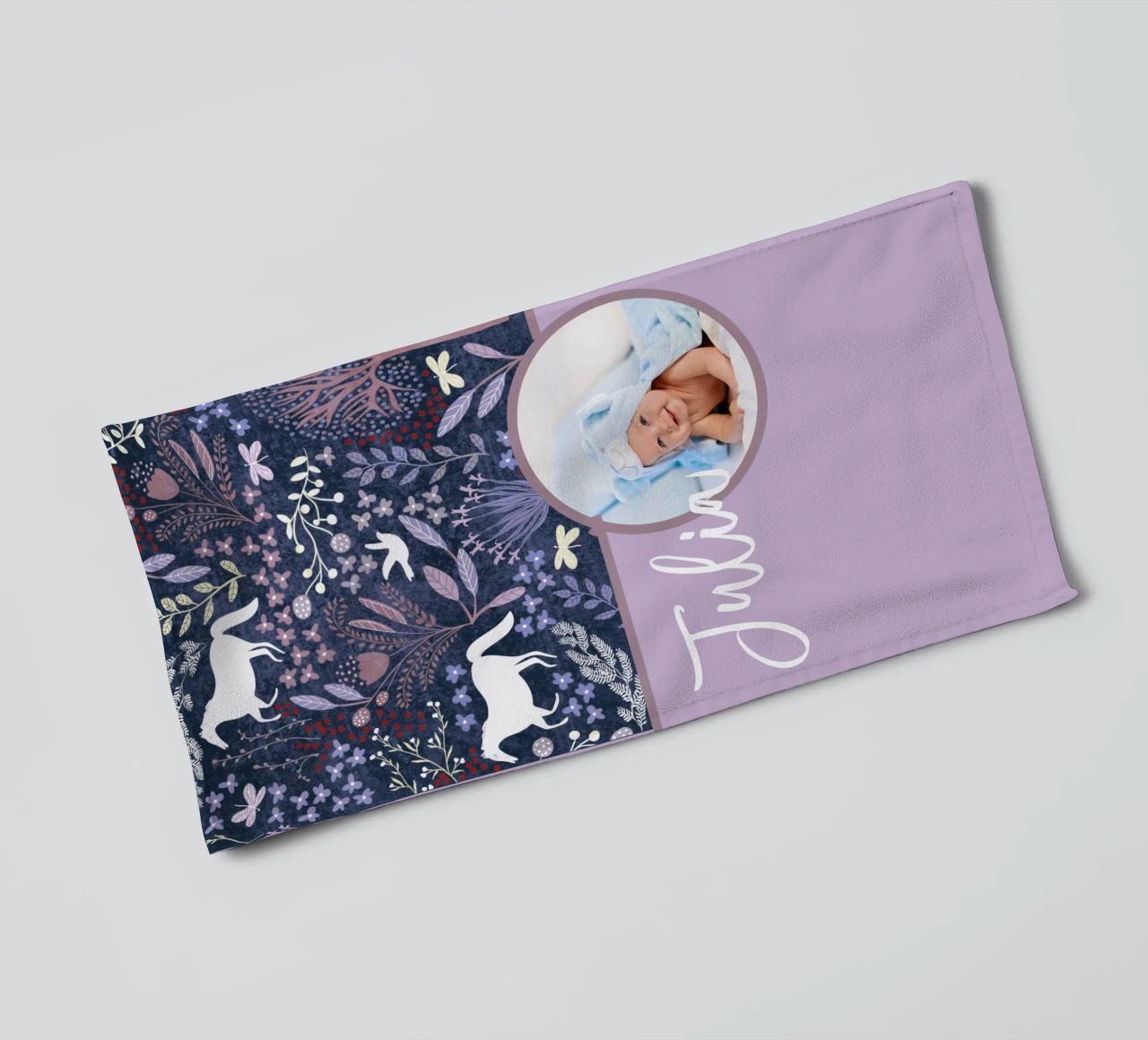 Nome personalizzato del bambino Arte del bosco: cavalli, fiori, alberi asciugamano da bagno da Studio Patruschka