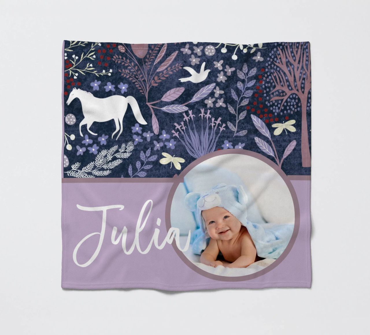 Nome personalizzato del bambino Arte del bosco: cavalli, fiori, alberi coperta in pile da Studio Patruschka