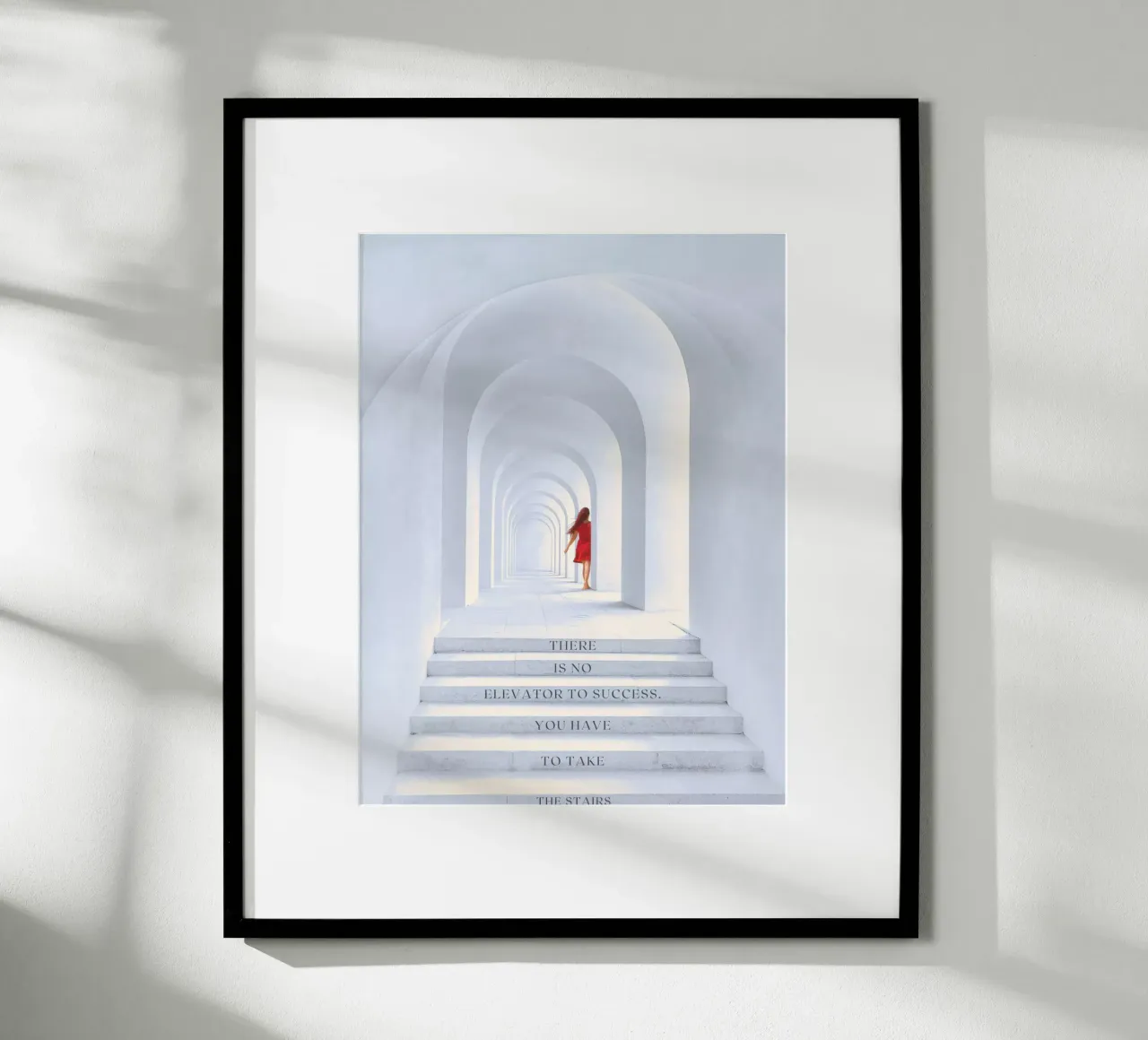 NON C'È ASCENSORE PER IL SUCCESSO. BISOGNA PRENDERE LE SCALE poster con telaio in alluminio da ArtDesign by KBK