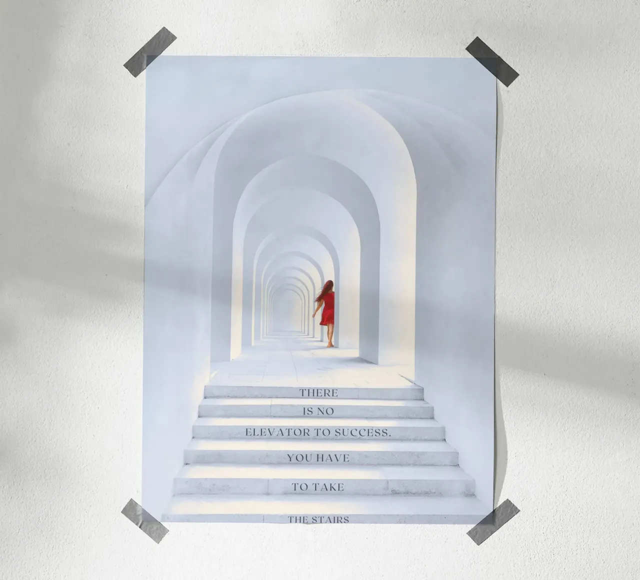 NON C'È ASCENSORE PER IL SUCCESSO. BISOGNA PRENDERE LE SCALE poster con telaio in alluminio da ArtDesign by KBK