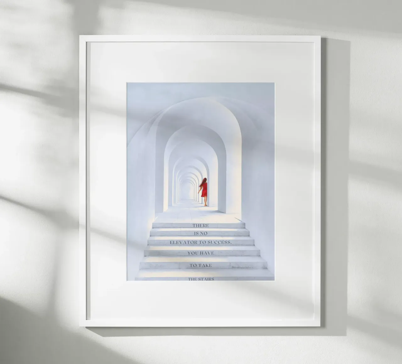 NON C'È ASCENSORE PER IL SUCCESSO. BISOGNA PRENDERE LE SCALE poster con telaio in alluminio da ArtDesign by KBK
