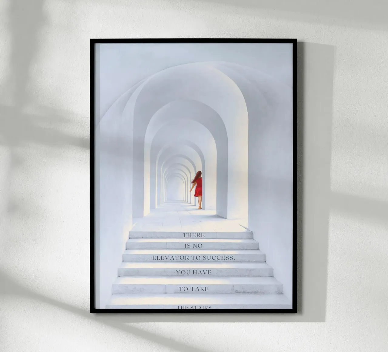 NON C'È ASCENSORE PER IL SUCCESSO. BISOGNA PRENDERE LE SCALE poster con telaio in alluminio da ArtDesign by KBK