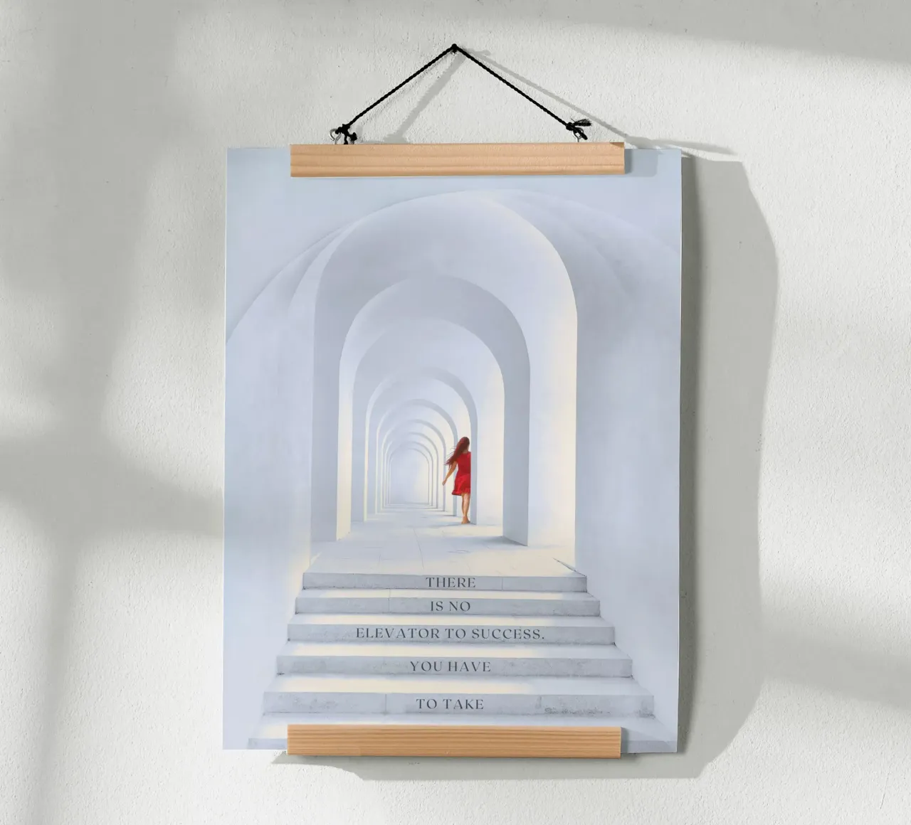 NON C'È ASCENSORE PER IL SUCCESSO. BISOGNA PRENDERE LE SCALE poster con telaio in alluminio da ArtDesign by KBK