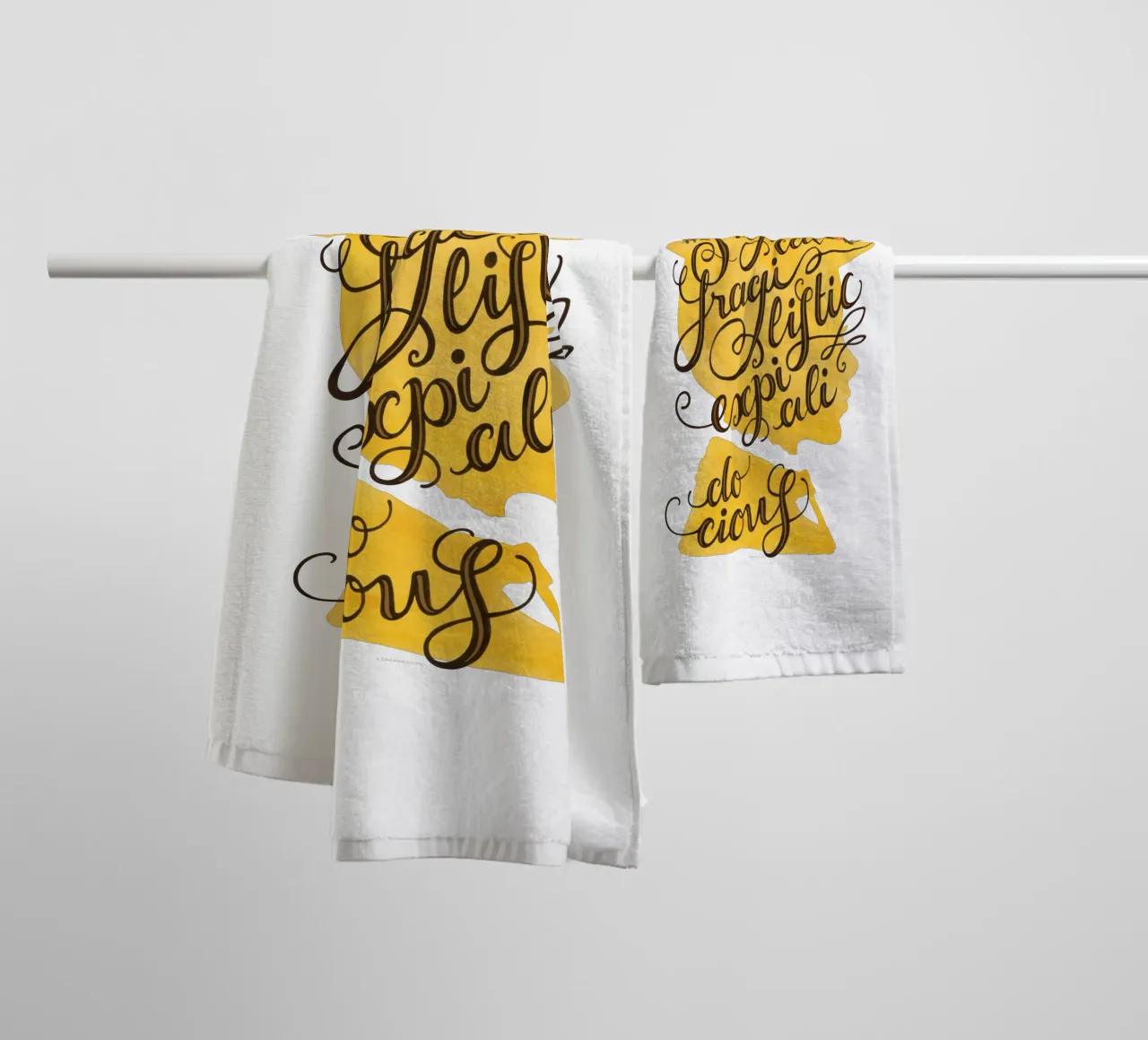 Supercalifragilisticexpialidocious - Draw Me A Song Project asciugamano da bagno da Nour Tohme