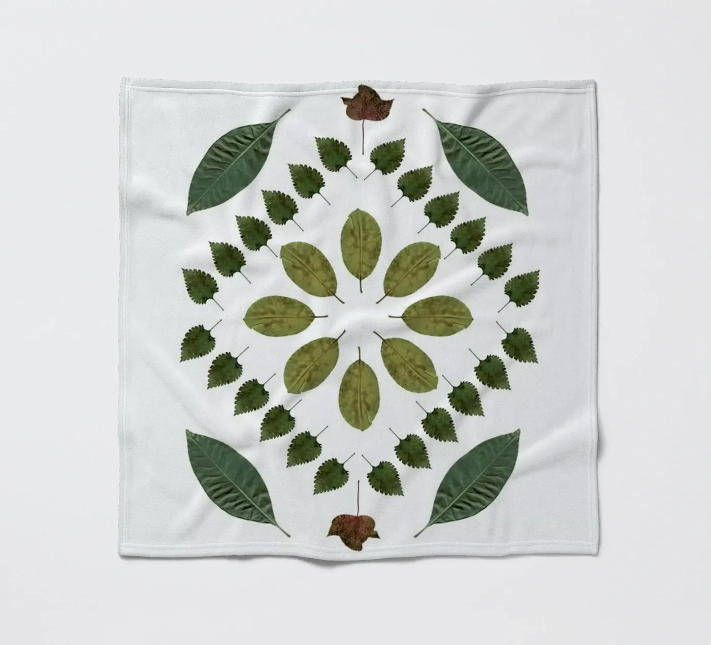 Botanicals 2 Fleecedecke von The Wall Shop