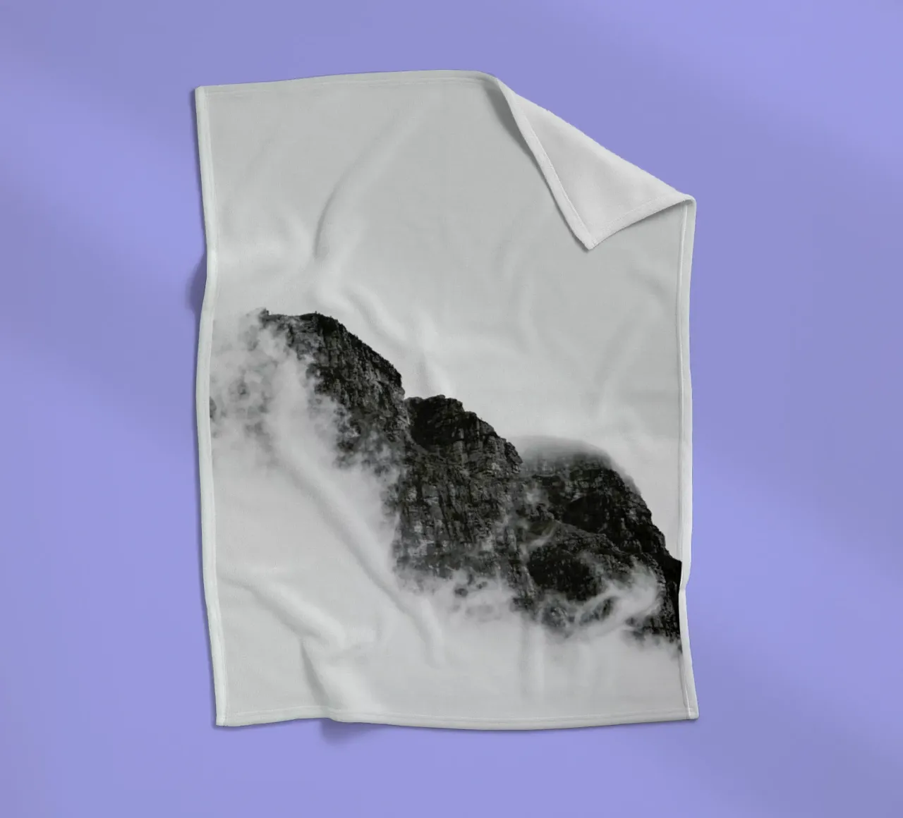 Mountain Fleecedecke von The Wall Shop