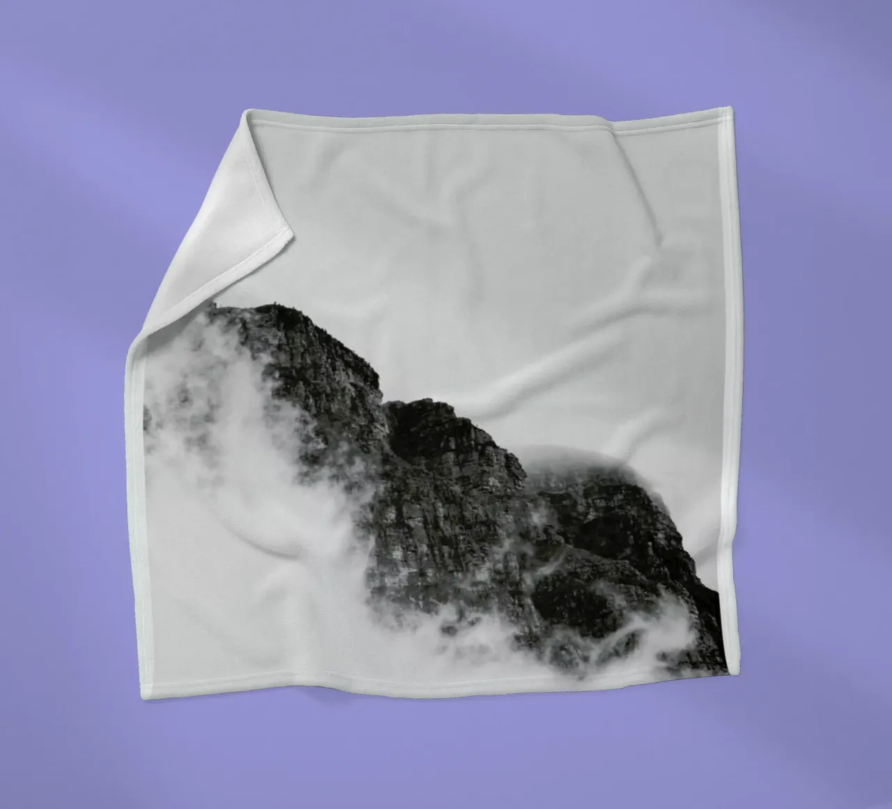 Mountain Fleecedecke von The Wall Shop