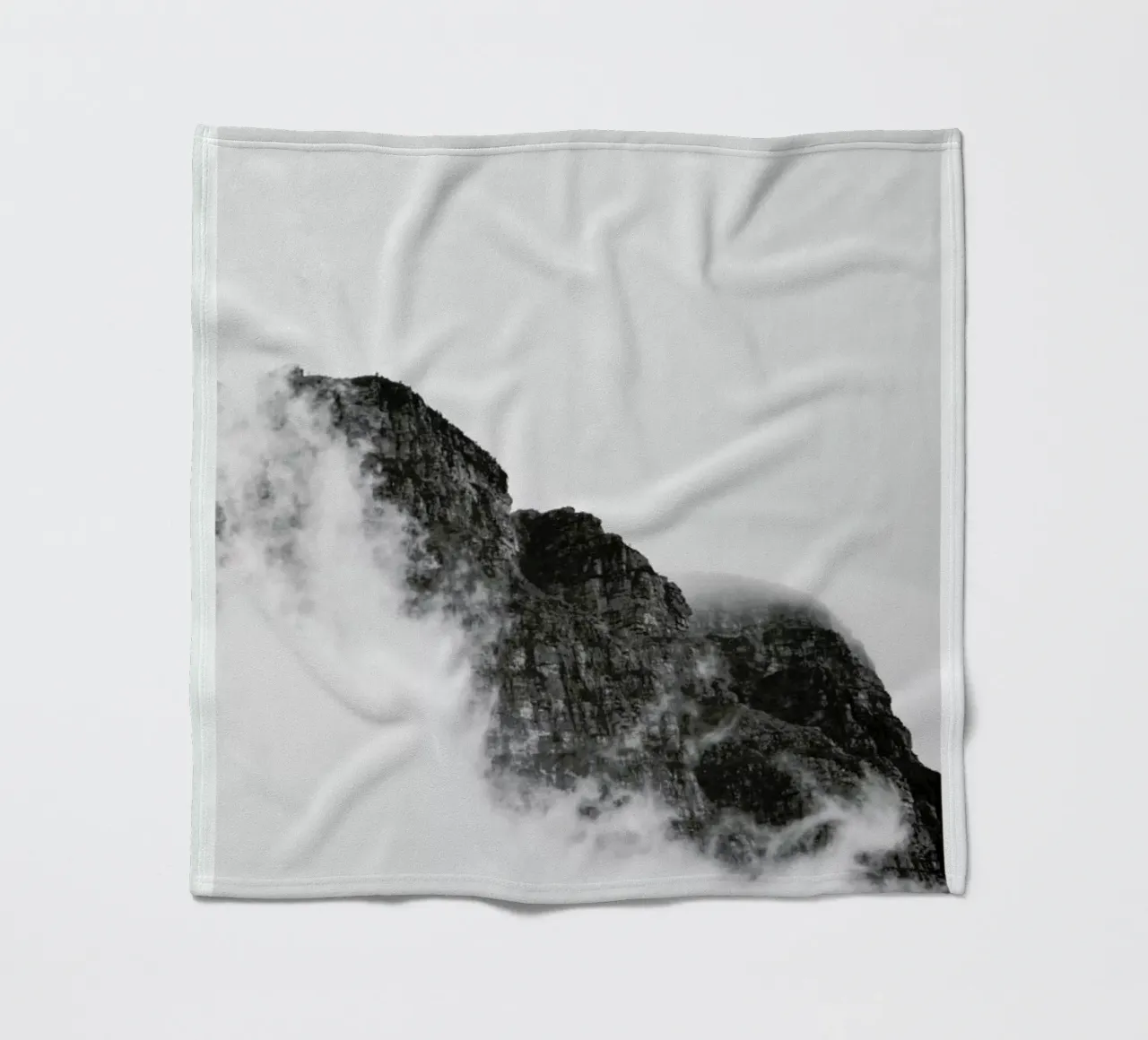 Mountain Fleecedecke von The Wall Shop