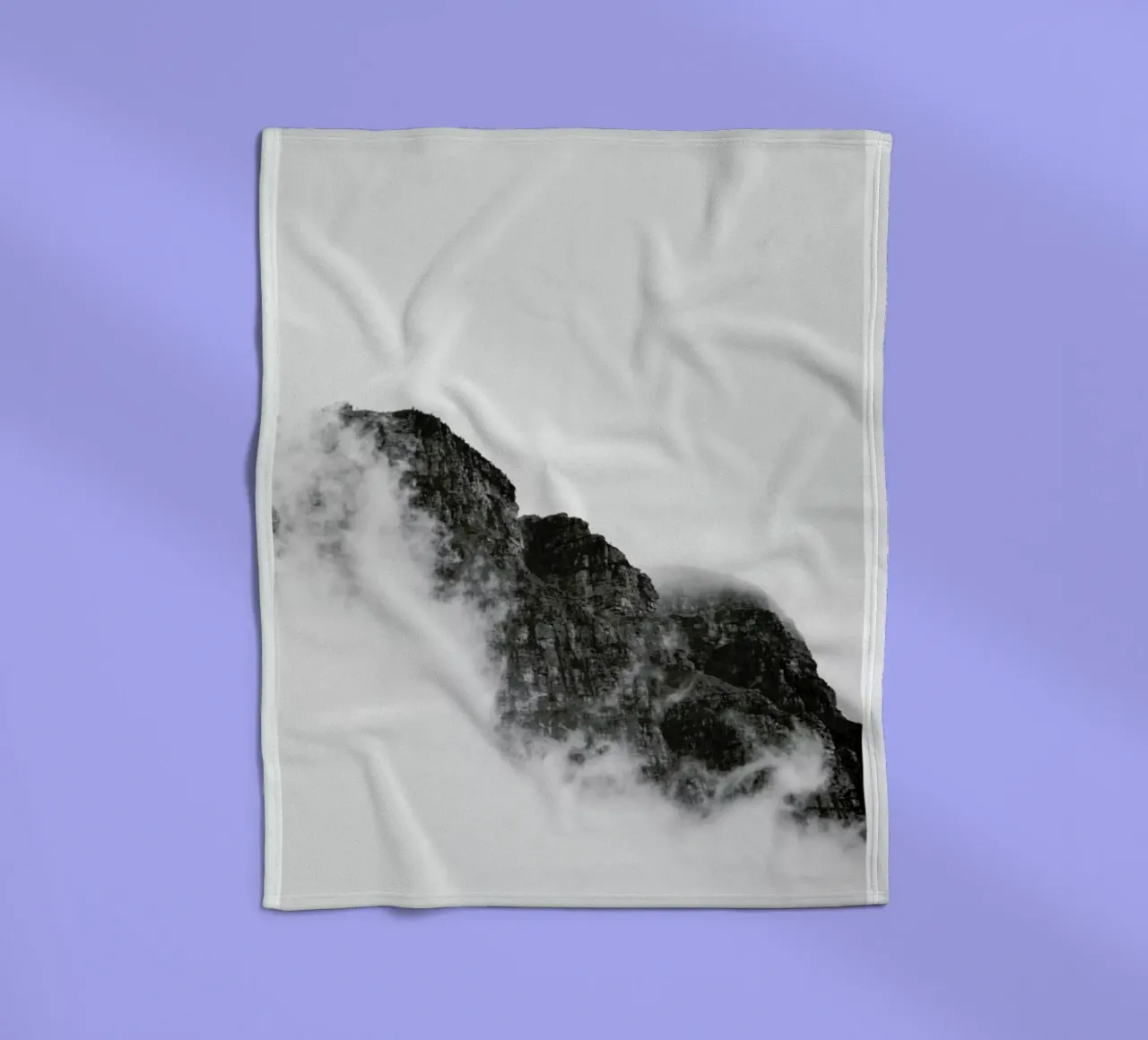 Mountain Fleecedecke von The Wall Shop