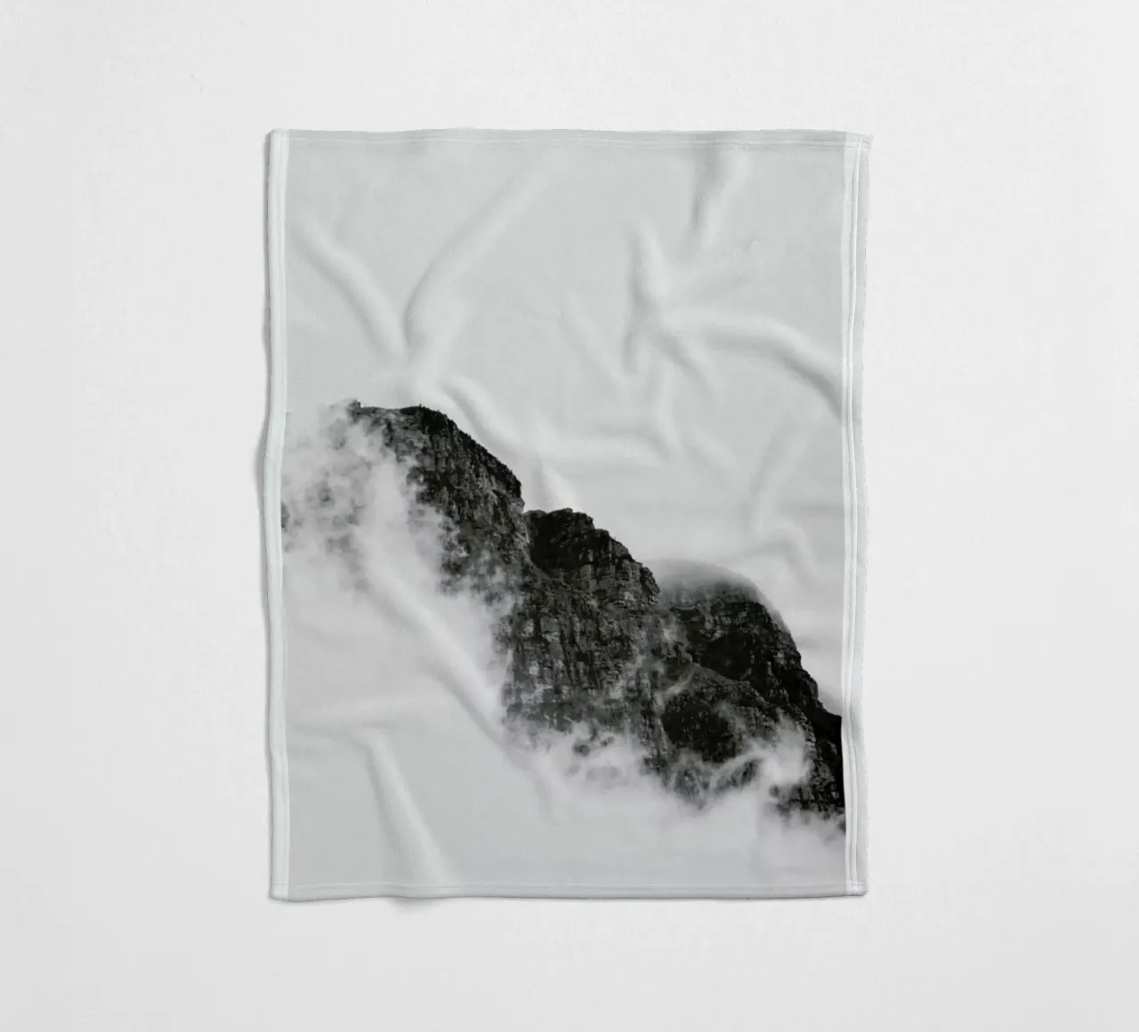 Mountain Fleecedecke von The Wall Shop